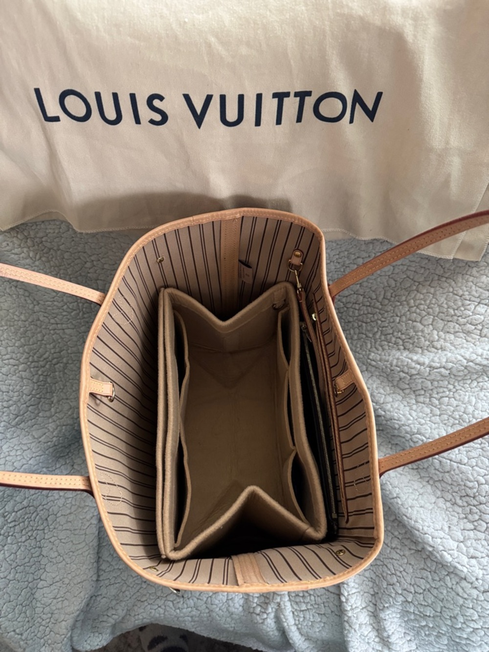 Louis Vuitton Monogram Canvas Tote MM with Pouch - Picture 13 of 15